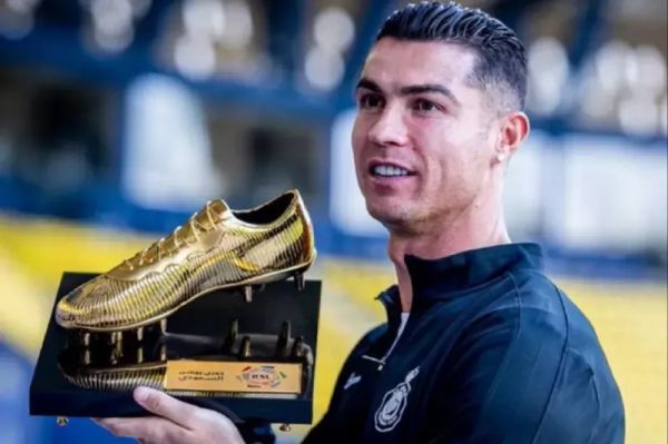 رونالدو و دریافت جایزه کفش طلای لیگ عربستان