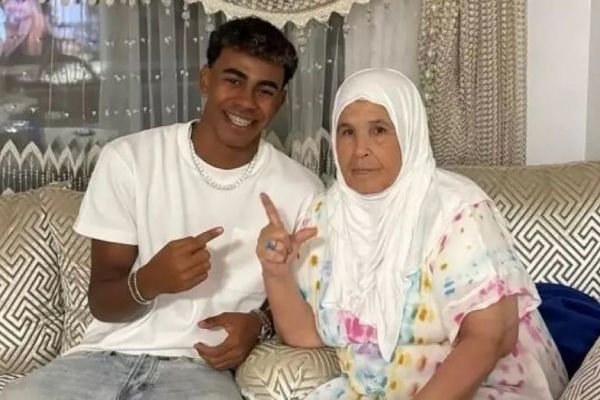 حامی اصلی یامال پس از طلاق پدر و مادرش چه کسی بود