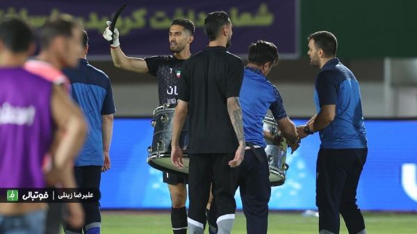 حسینی پس از قهرمانی؛ با افتخار در خانهام خواهم ماند