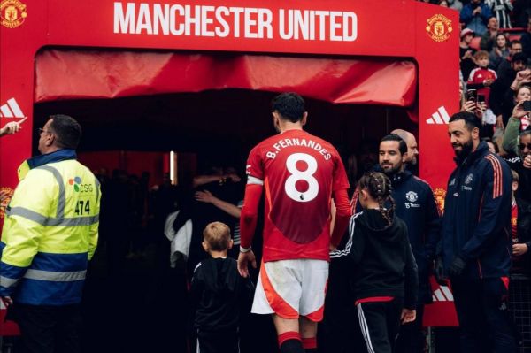 امیدواری مربی پرتغالی شیاطین سرخ به ادامه حضور ستاره پرتغالی در الدترافورد