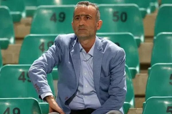 کمالوند در آستانه نشستن روی نیمکت نساجی