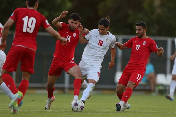  برگزاری فوتبال درون‌تیمی با تساوی یک - یک تیم‌های سفید و قرمز