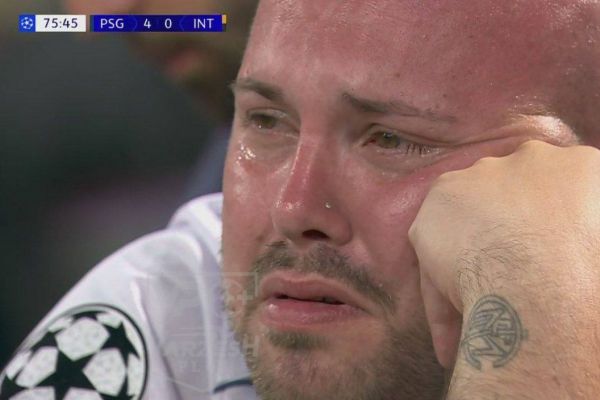  عکس؛ گریه هوادار اینتر پس از اینکه تیمش گل چهارم را خورد