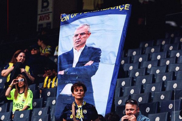  جنجال هواداران فنرباغچه؛ بنر سرمربی پرسپولیس در ورزشگاه