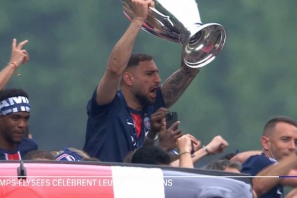 عکس؛ جشن قهرمانی پاریسن ژرمن در خیابان با حضور انریکه و الخلیفی