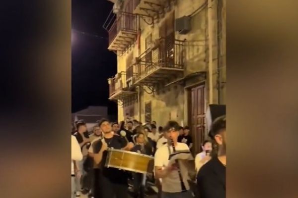  عکس؛ هواداران میلان و آوردن تابوت اینتر به خیابان