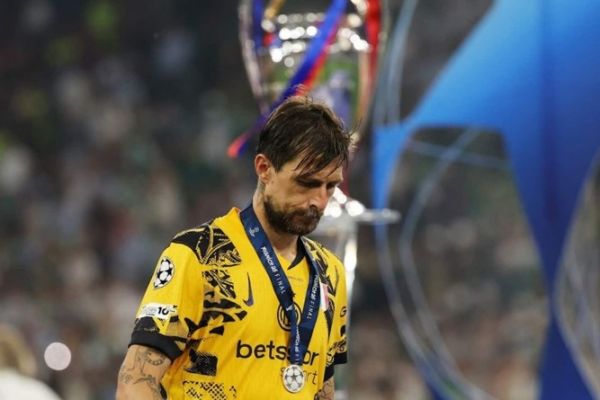 هوادار اینتر که برای استقبال به فرودگاه رفته بود، خودش را احمق معرفی کرد