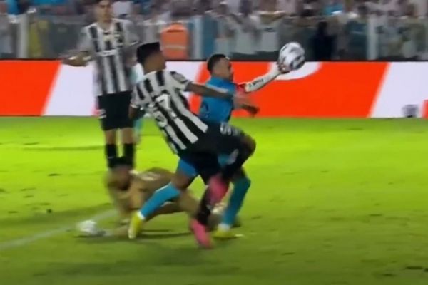  عکس؛ کارت قرمز گرفتن نیمار پس از گلزنی با دست