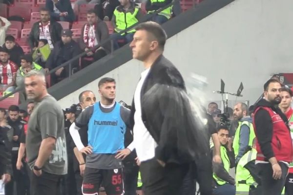  عکس؛ سرمربی تیم ترکیه‌ای را با بطری زدند و اخراج شد