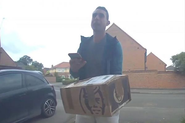 شغل جدید داور جنجالی سابق لیگ جزیره؛ پیک تحویل بستههای پستی