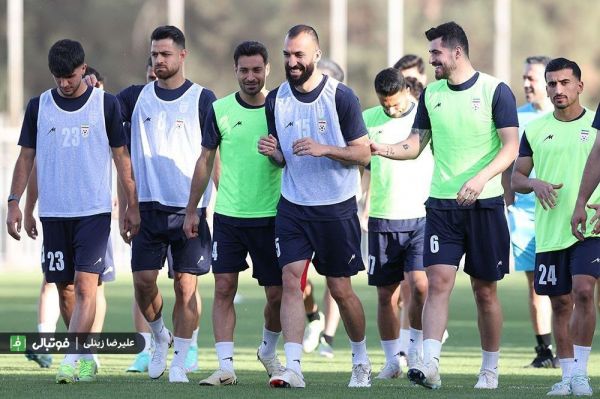 توضیح روزبه برای ملیپوشان؛ اینگونه استقلال را قهرمان کردم عکس