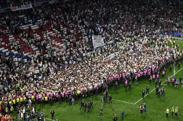 چمن ورزشگاه که پیش از بازی آلمان - پرتغال کنده شده است