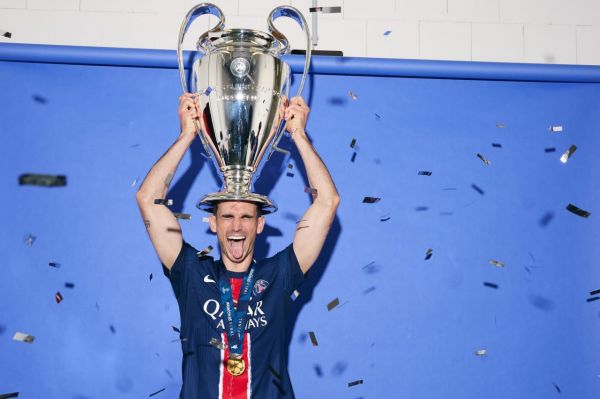 ستاره اسپانیایی که در دو سال 10 جام گرفته است عکس