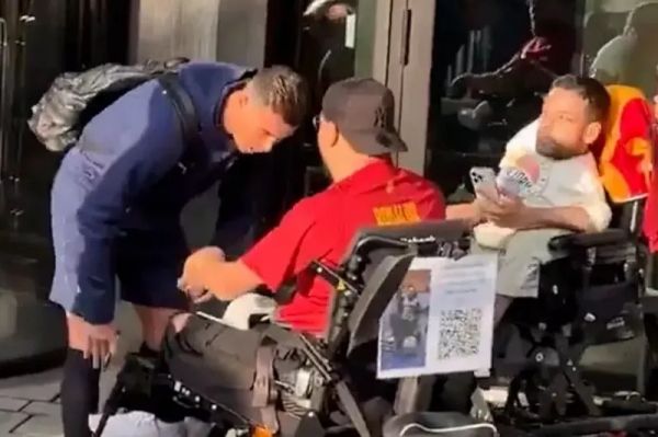  عکس؛ هواداری که با ویلچر به رونالدو برخورد کرد