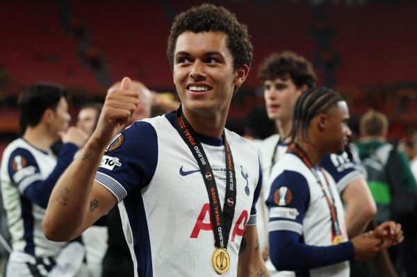  تتوی ستاره‌ای که قهرمان لیگ اروپا شد  عکس