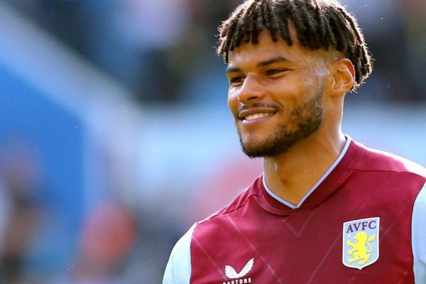 تمدید قرارداد ستاره انگلیسی با استون ویلا