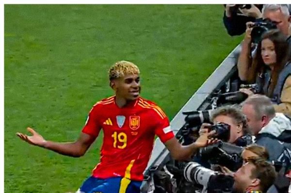 عکس؛ لامین یامال و تکرار یکی از خوشحالیهای معروف رونالدو