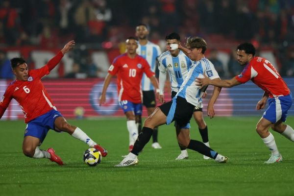  پیروزی خفیف قهرمان جهان مقابل شیلی