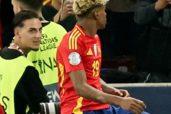 سوژه شدن تشابه چهره توپ جمعکن بازی اسپانیا - فرانسه با آنتونی عکس