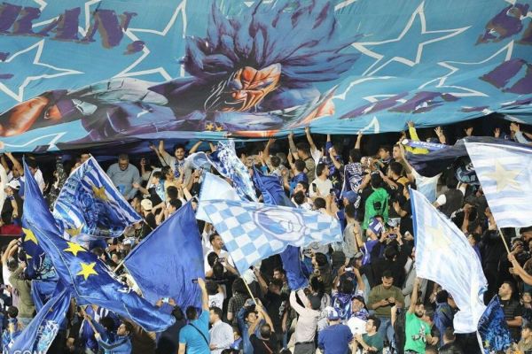 تجمع هواداران خشمگین استقلال مقابل باشگاه