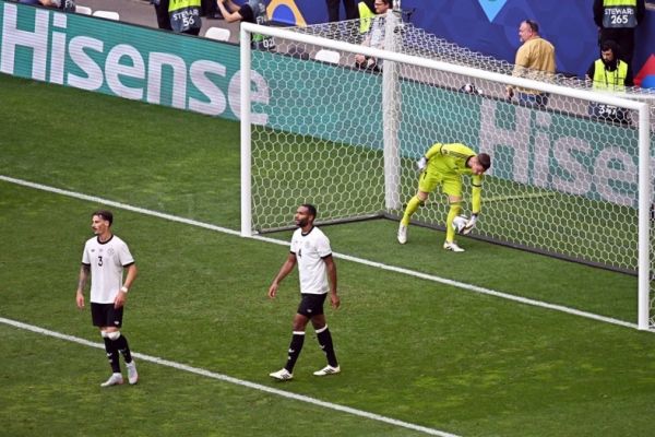 دروازهبان بارسلونا که در سه بازی هفت گل خورد