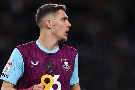 جانشین احتمالی مدافع کرهای بایرنمونیخ از برنلی میآید