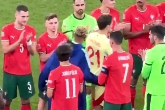 عکس؛ لحظهای که یامال به رونالدو بیتوجهی کرد