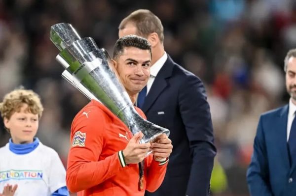  جشن و شادی رونالدو در اتوبوس با جام  عکس