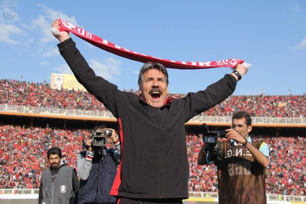  پیرمرد محبوب تراکتوری‌ها کنار رونالدو و جام قهرمانی  عکس