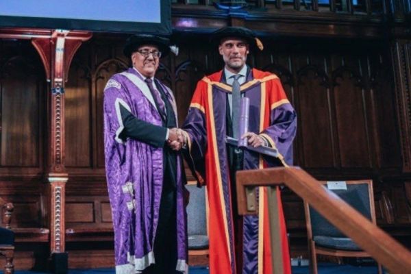  عکس؛ گواردیولا و دریافت مدرک افتخاری از دانشگاه منچستر