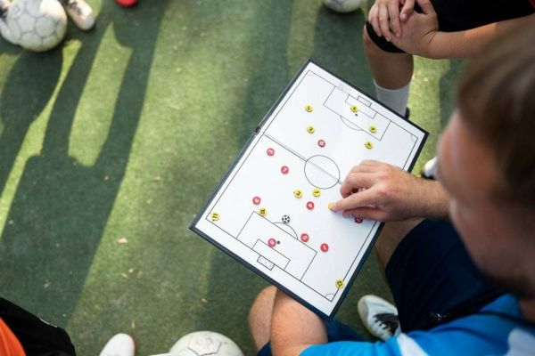 برگزاری دورههای مربیگری فوتبال و فوتسال