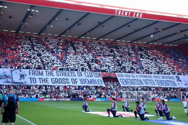  ادای احترام تماشاگران انگلیسی به هوادار جان‌باخته چلسی در حادثه رانندگی