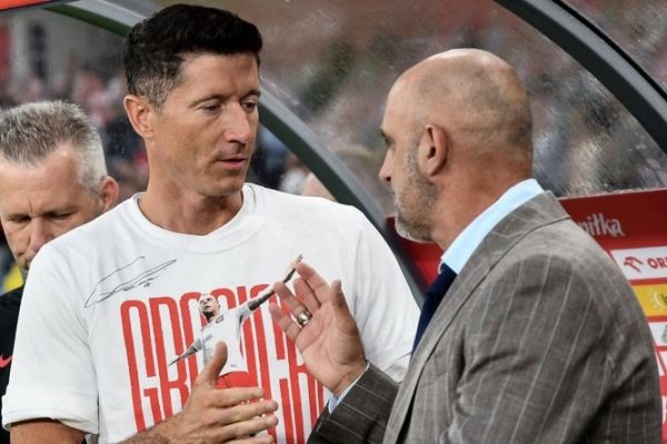 استعفای سرمربی لهستان پس از جنجال با ستاره بارسلونا