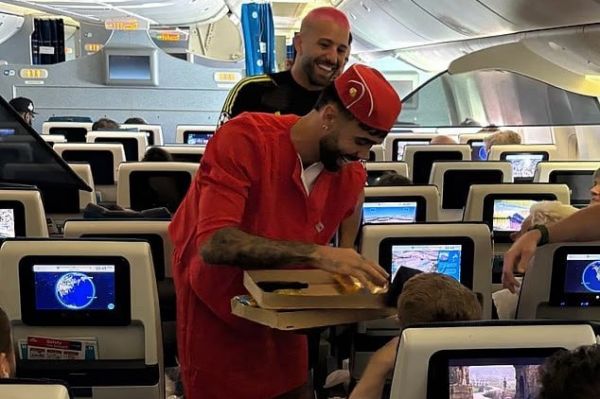  عکس؛ ستاره آرسنال به شکل مهماندار هواپیما درآمد