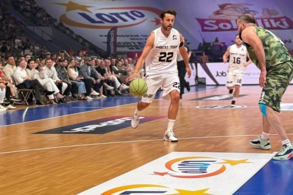 ستاره سابق آرسنال بسکتبالیست شد