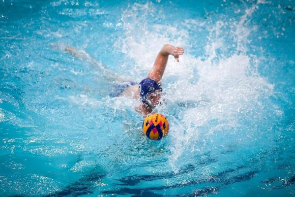  بوسه جوانان واترپلو بر پرچم ایران در آغاز مسابقات جهانی