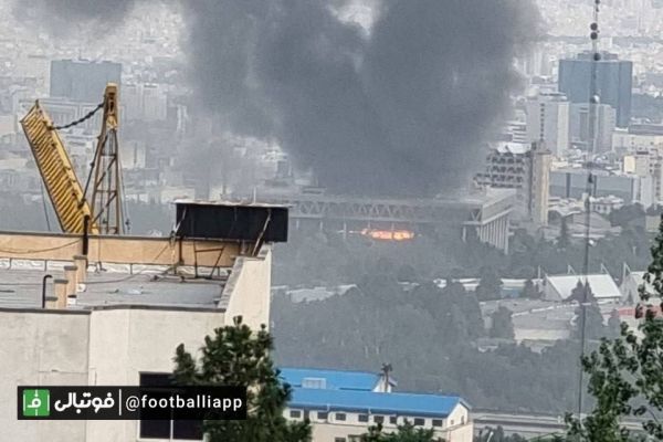 فوری حمله به یک ساختمان شیشهای صداوسیما؛ مجری زنده است