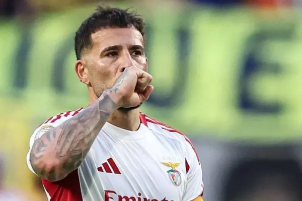  عکس؛ خوشحالی جنجالی اوتامندی مقابل هواداران تیم آرژانتینی