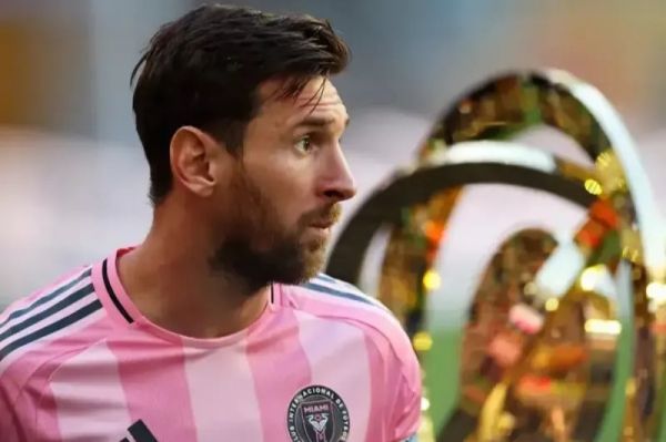 هدیه ویژه راننده دنیای فرمول به مسی عکس