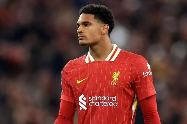 باشگاه لیورپول همچنان منتظر پیشنهاد مناسب برای مدافع جداییطلب