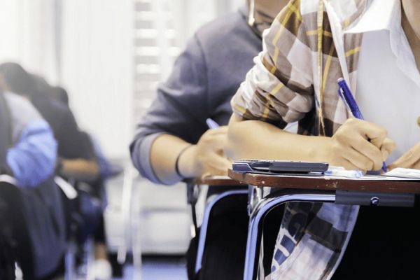 برگزاری کنکور ۱۴۰۴ به تعویق افتاد