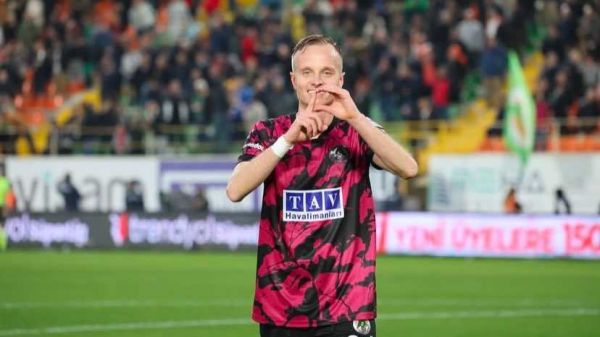 دفاع راست پرسپولیس به ایران نمیآید