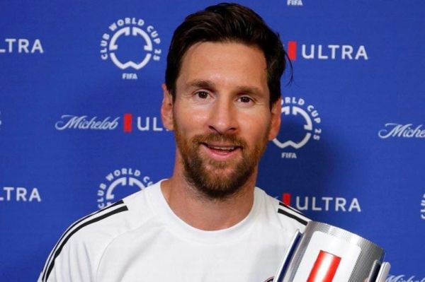  عکس؛ مسی و جایزه ویژه‌ای که پس از درخشش مقابل پورتو دریافت کرد