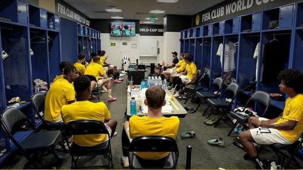 عکس؛ فرار بازیکنان ذخیره دورتموند به رختکن از آفتاب