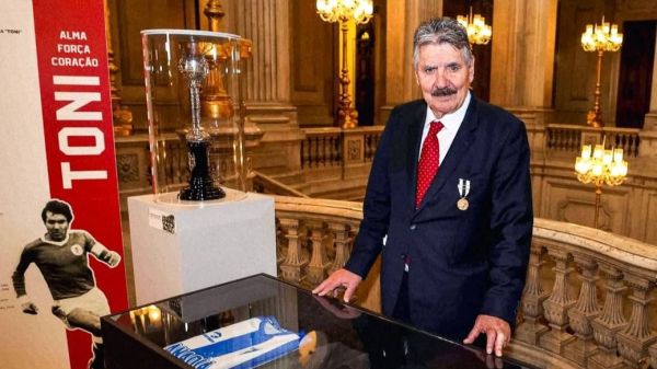  تجلیل ویژه از سرمربی اسبق تراکتور در لیسبون  عکس