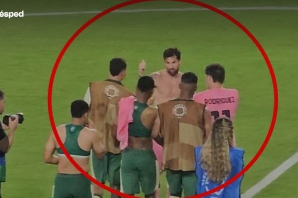 عکس؛ لحظهای که بازیکنان تیم برزیلی از مسی امضا میخواستند