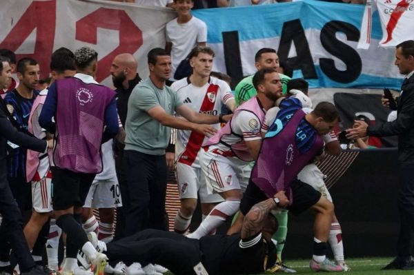  انتقاد تند سرمربی ریورپلاته از کار عجیب فیفا