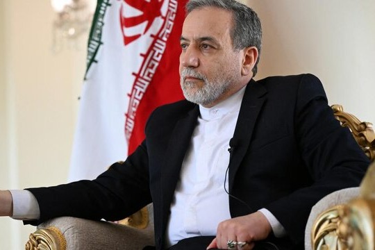  عراقچی  اصرار گروسی برای بازدید از سایت‌های بمباران شده ایران، بی‌معنا است