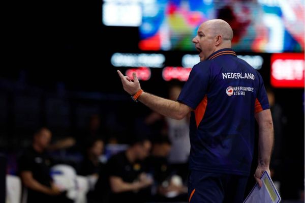 سرمربی هلند تیم برتر میدان بودیم انتظار این نتیجه را نداشتم