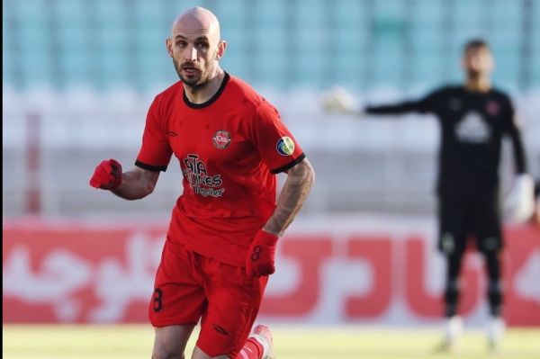  کروات تراکتور با پیراهن مهدی شیری تمرین می‌کند   عکس